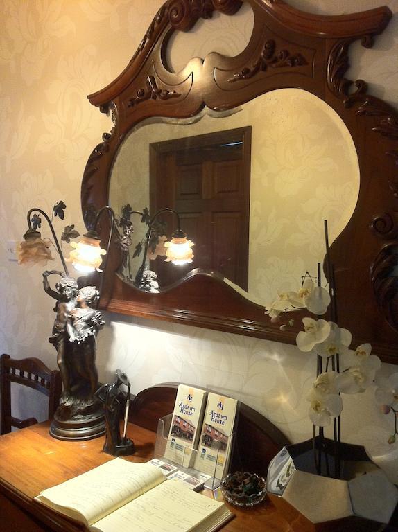 골웨이 Ardawn House B&B 외부 사진 The mirror in the dressing room